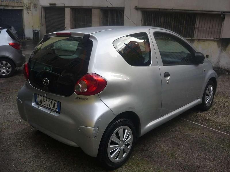 Usata Toyota Aygo Sol 68 CV (50 kW) 2008 Argento Utilitaria