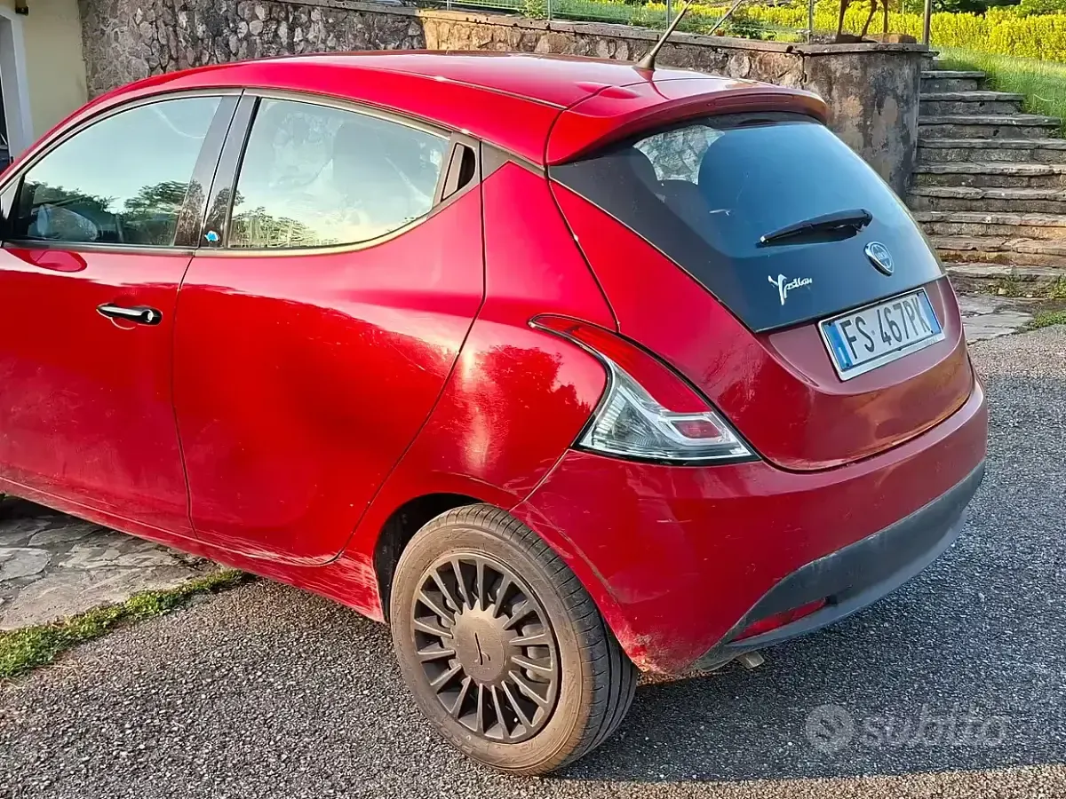 Usado Lancia Ypsilon 69 HP (50 kW) 2018 Vermelho Citadino