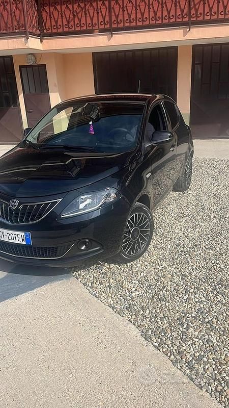 Usata Lancia Ypsilon 70 CV (51 kW) 2024 Nero Utilitaria