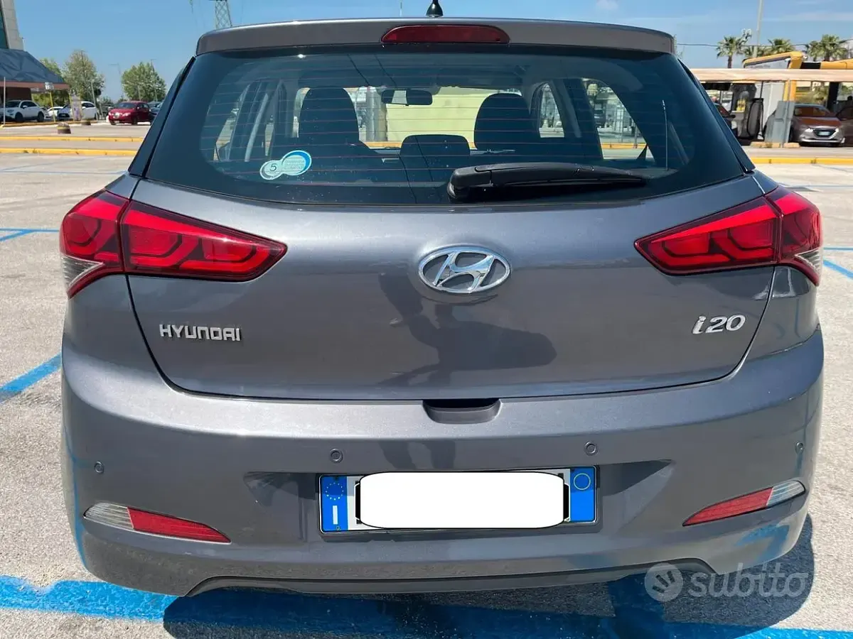Usata Hyundai i20 75 CV (55 kW) 2017 Grigio Berlina