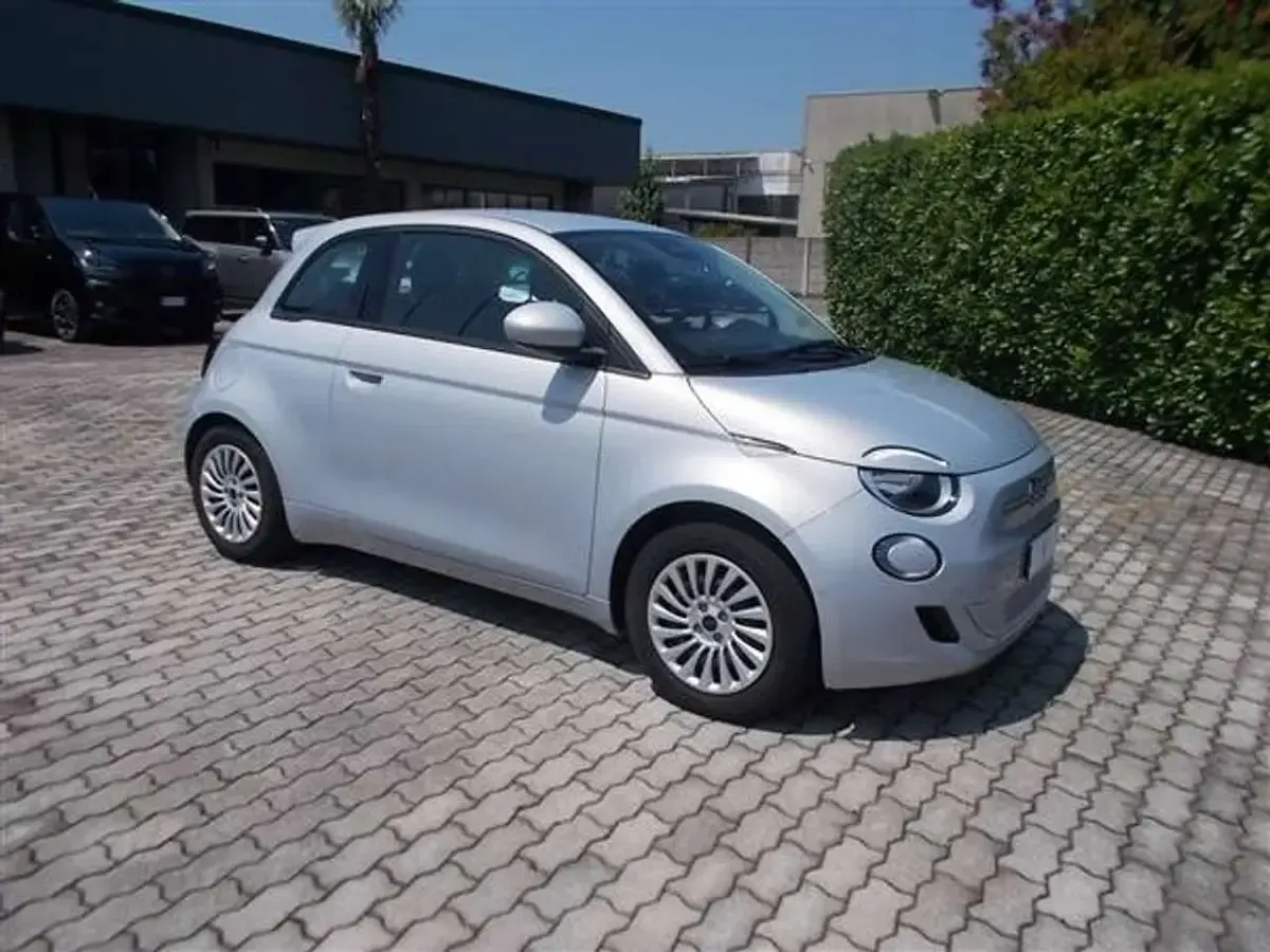 Usata Fiat 500e Tech 42 kW (58 CV) 2025 Celestial blue Utilitaria