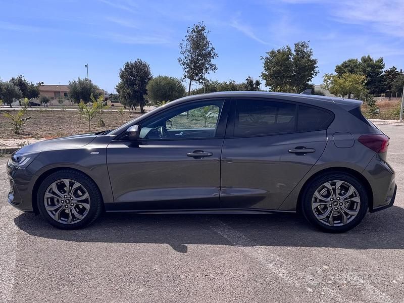 Usata Ford Focus ST-Line X 120 CV (88 kW) 2022 Grigio Utilitaria