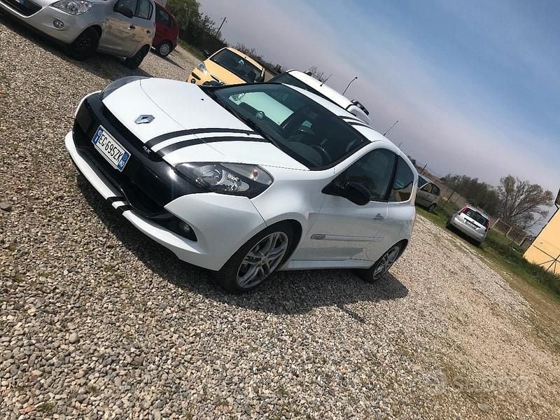 Usata 2011 Renault Clio II R.S. Berlina | 11.000 € (Buon prezzo) - Immagine 1/4