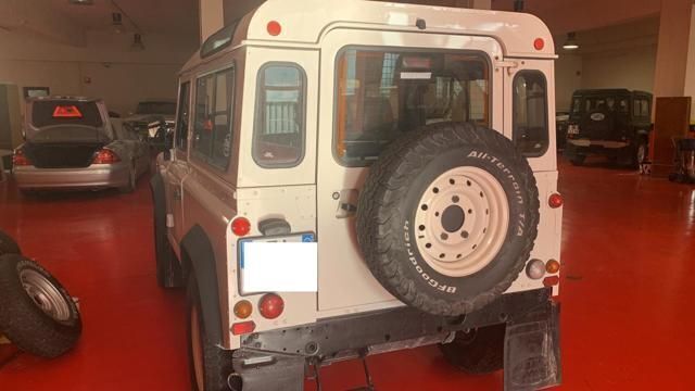 Usata Land Rover Defender 122 CV (89 kW) 2002 Beige / metallizzato SUV
