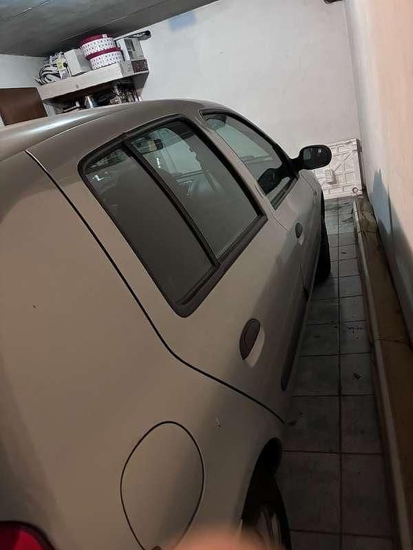 Usata Renault Clio II 75 CV (55 kW) 2004 Grigio Berlina