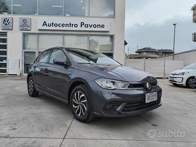 Grigio Usata 2023 VW Polo Life Tre volumi | 18.900 € (Buon prezzo) - Immagine 1/4
