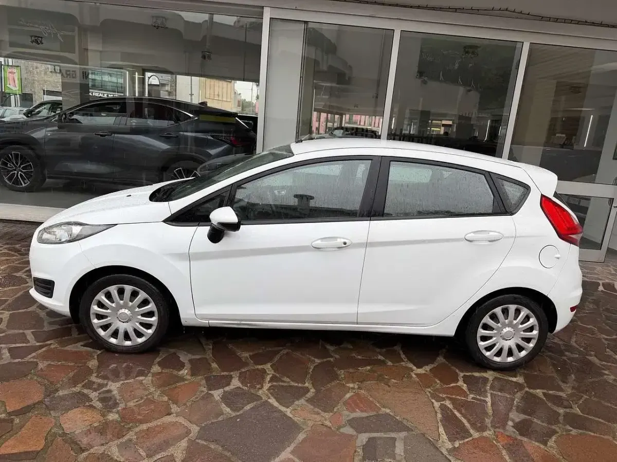 Usata Ford Fiesta 75 CV (55 kW) 2015 Bianco Utilitaria