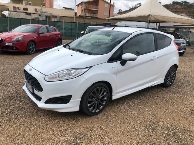 Bianco Usata 2017 Ford Fiesta ST-Line Due volumi | 9800 € (Buon prezzo) - Immagine 1/4