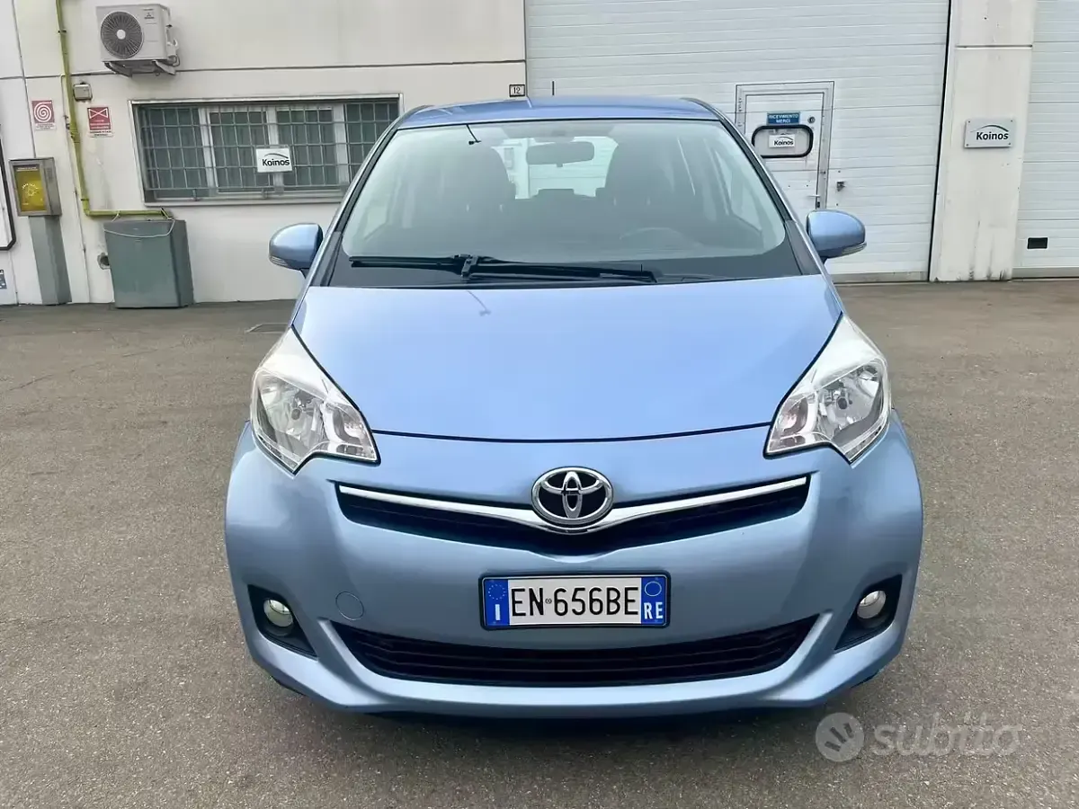 Gebraucht Toyota Verso-S 90 PS (66 kW) 2012 Blau Van / Kleinbus
