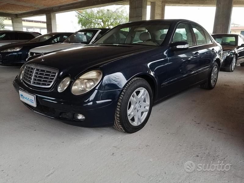 Usata Mercedes E220 150 CV (110 kW) 2005 Blu Berlina
