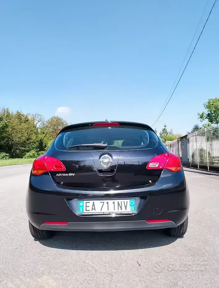 Usata Opel Astra 110 CV (80 kW) 2010 Nero Berlina