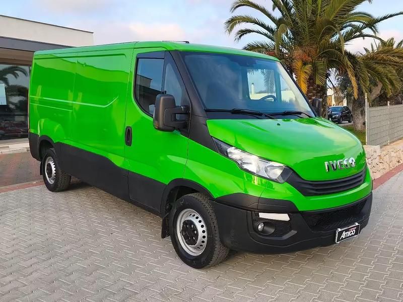 Usata Iveco Daily 136 CV (100 kW) 2016 Verde Furgone