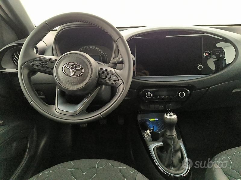 Nuova Toyota Aygo X Lounge 72 CV (52 kW) 2025 Persian salt & black SUV