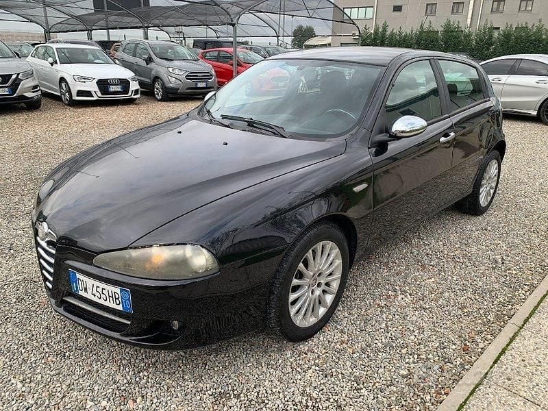 Nero Usata 2009 Alfa Romeo 147 Due volumi | 2490 € (Buon prezzo) - Immagine 1/4