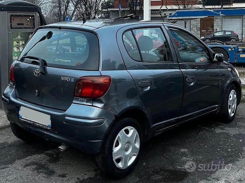 Grigio Usata 2004 Toyota Yaris Sol Tre volumi | 2300 € (Buon prezzo) - Immagine 1/4