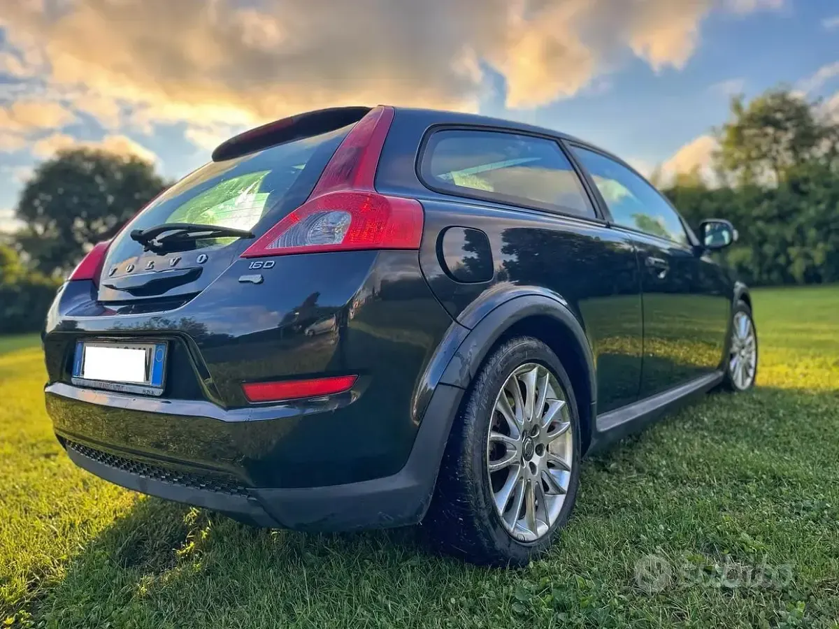 Usata Volvo C30 109 CV (80 kW) 2010 Nero Utilitaria