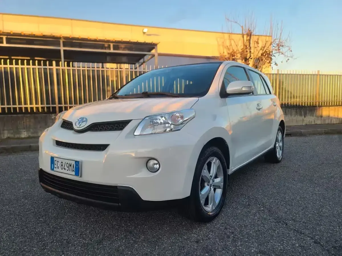 Usata Toyota Urban Cruiser Active 90 CV (66 kW) 2011 Bianco Utilitaria