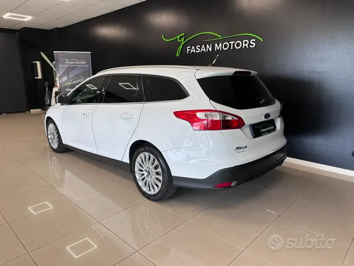 Usata Ford Focus Titanium 116 CV (85 kW) 2011 Bianco Station wagon