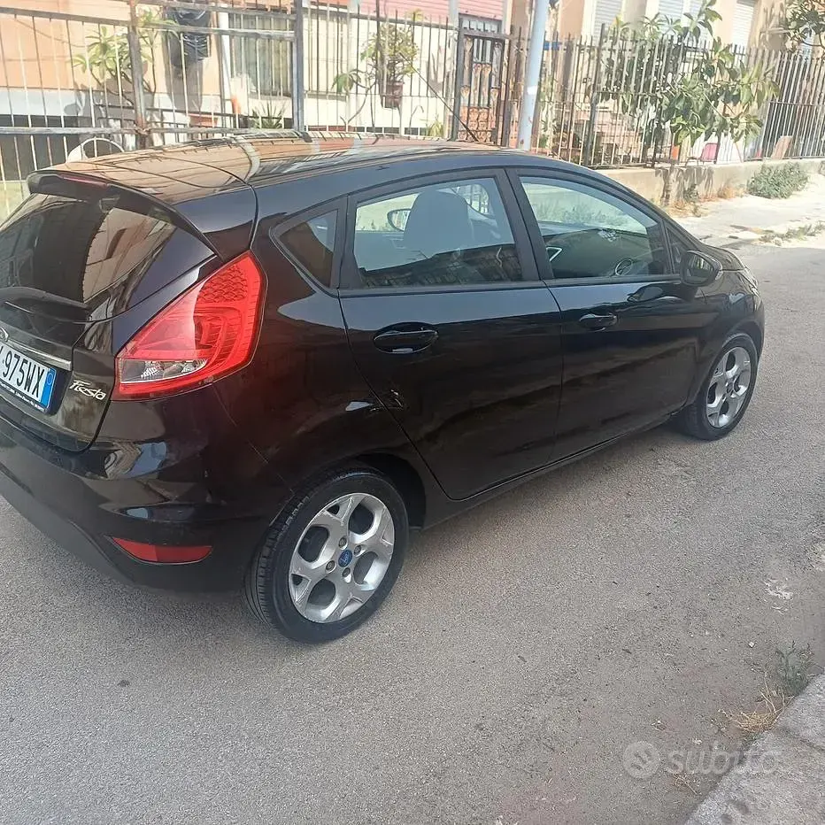 Usata Ford Fiesta Titanium 70 CV (51 kW) 2012 Nero Berlina