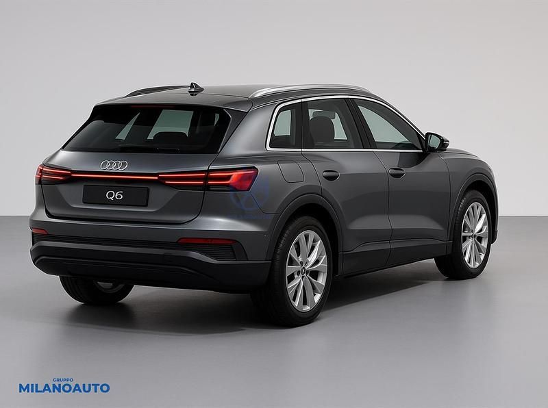 Usata Audi Q6 e-tron Ambiente 185 kW (252 CV) 2025 Grigio SUV