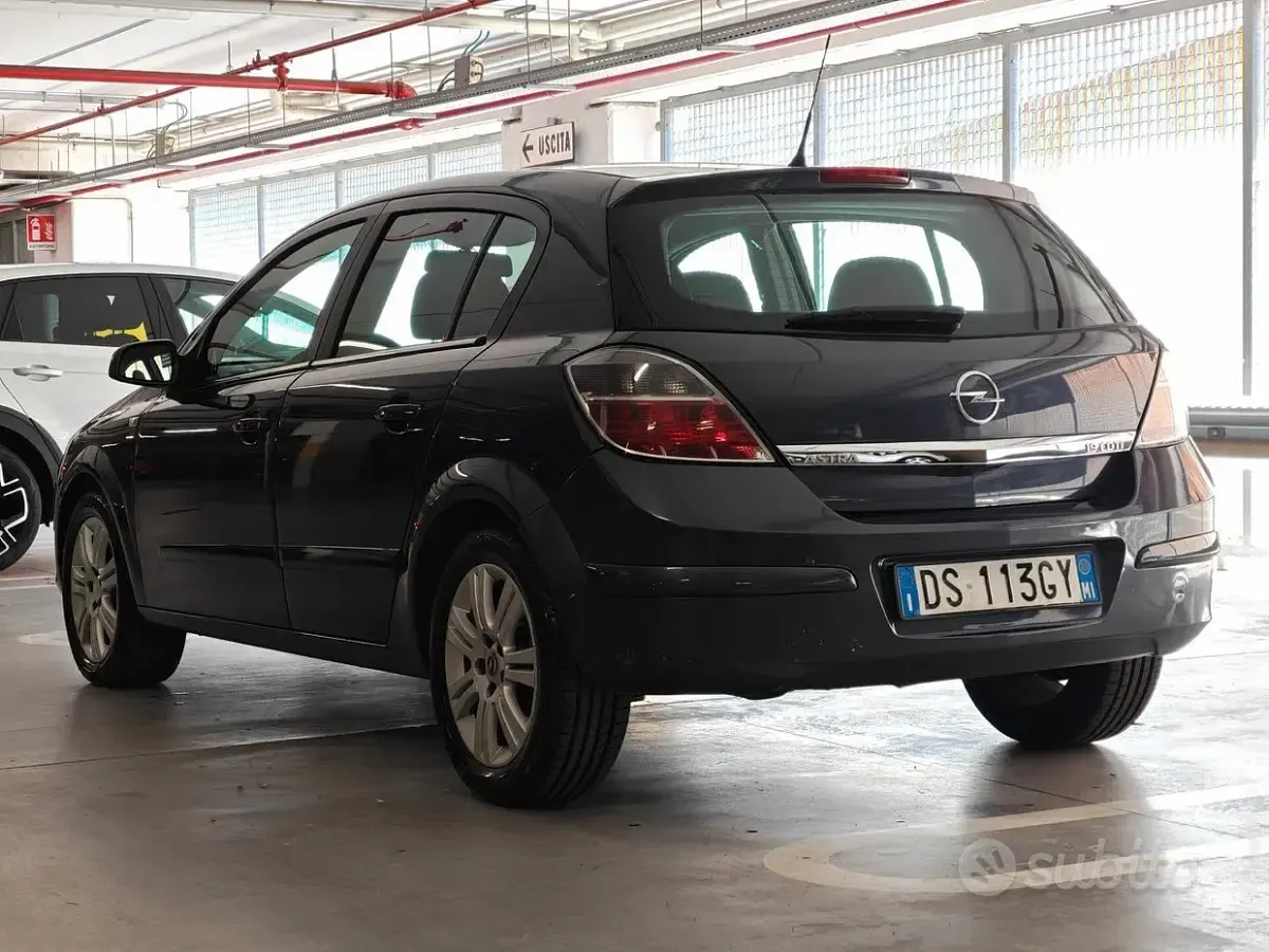 Usata Opel Astra 120 CV (88 kW) 2008 Grigio Berlina