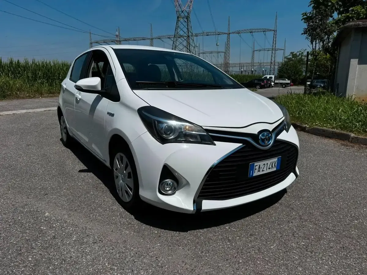 Usata Toyota Yaris Active 74 CV (54 kW) 2015 Bianco Utilitaria