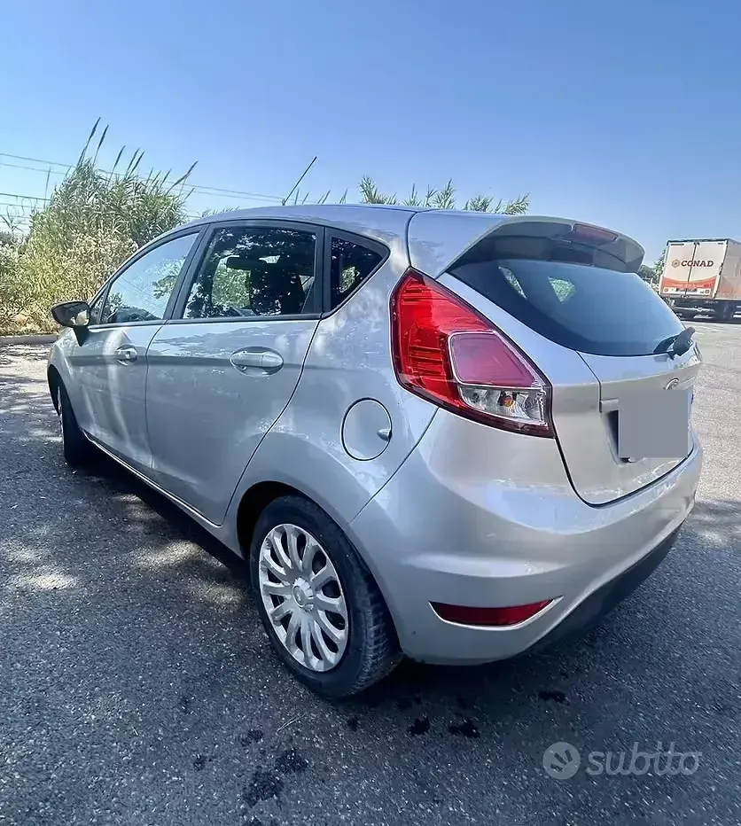 Usata Ford Fiesta 80 CV (58 kW) 2014 Grigio Utilitaria