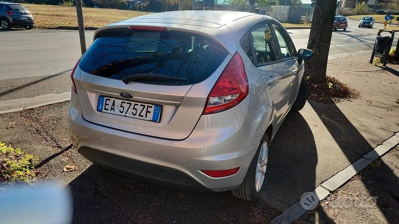 Usata Ford Fiesta 97 CV (71 kW) 2010 Grigio Utilitaria