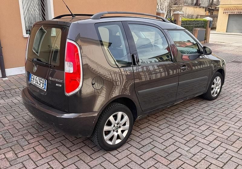 Usata Skoda Roomster 86 CV (63 kW) 2011 Grigio Monovolume