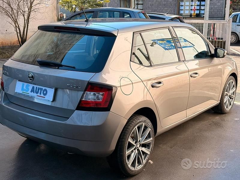 Usata Skoda Fabia Style 90 CV (66 kW) 2015 Grigio Utilitaria