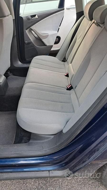 Usata VW Passat 105 CV (77 kW) 2006 Blu Station wagon