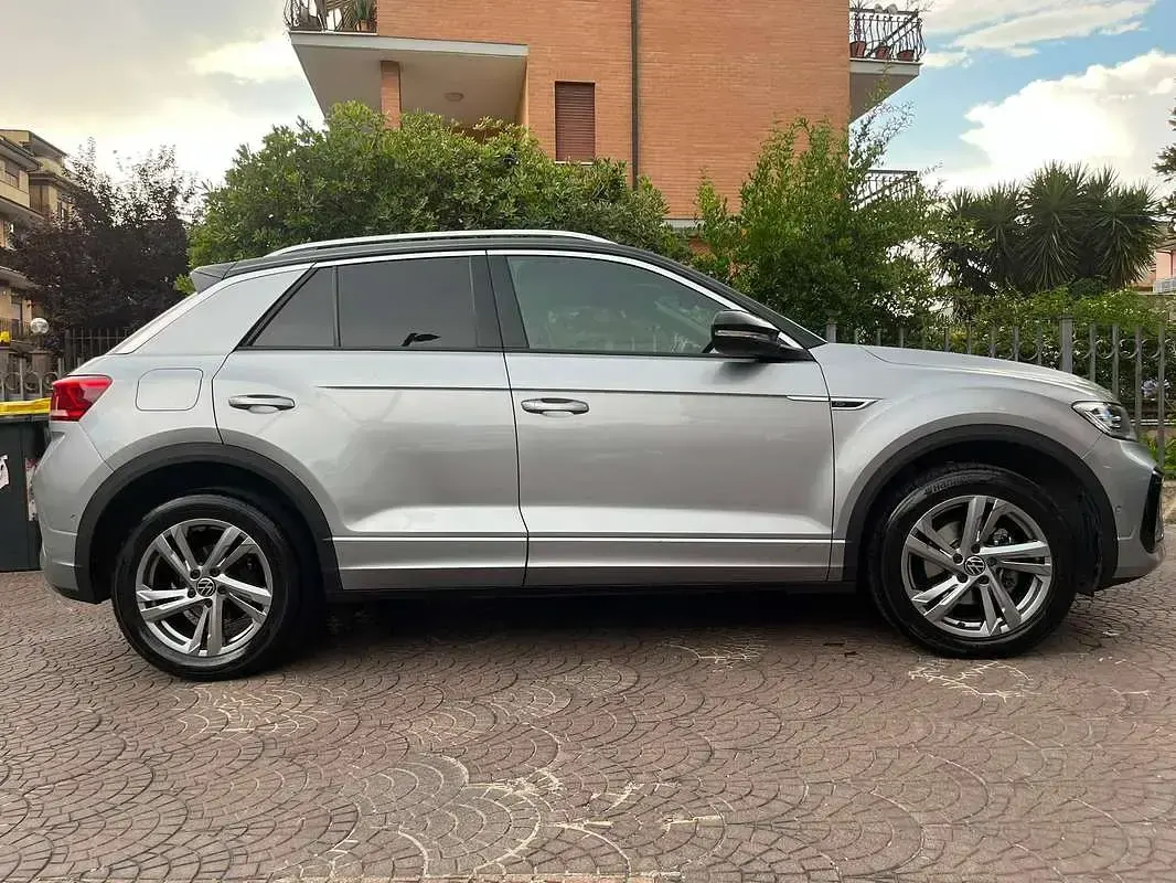 Usata VW T-Roc R-line 116 CV (85 kW) 2023 Argento SUV