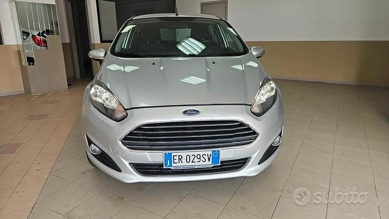 Usata Ford Fiesta 75 CV (55 kW) 2013 Grigio Utilitaria