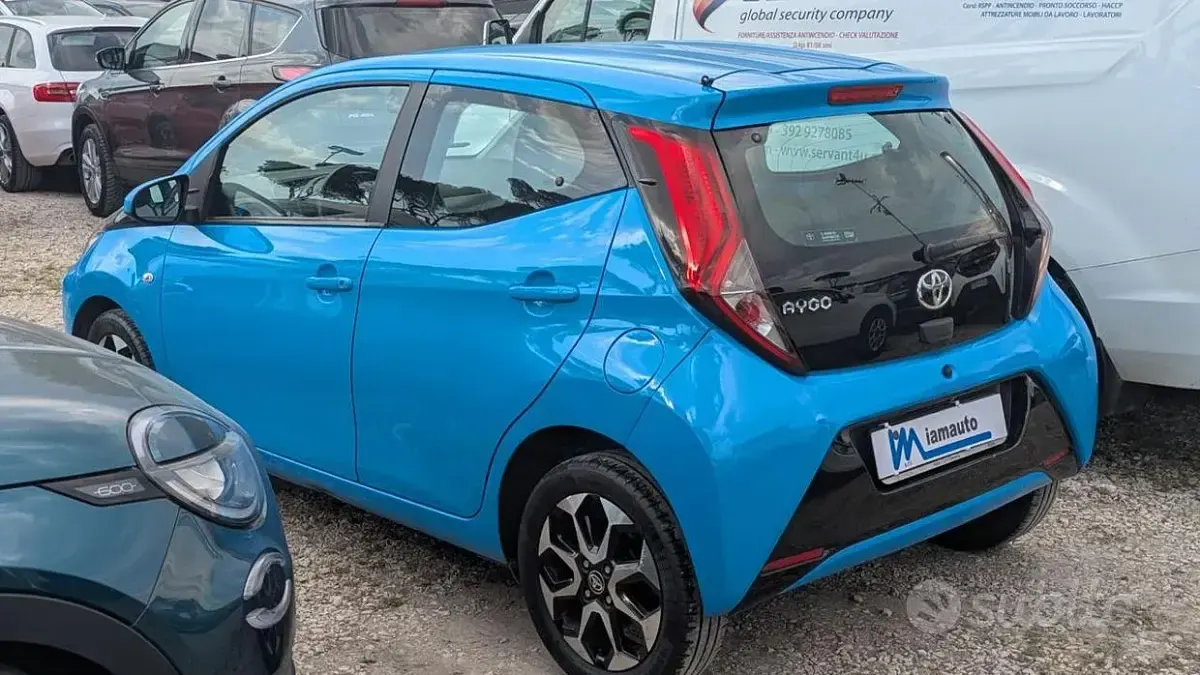 Usata Toyota Aygo 72 CV (52 kW) 2019 Celeste Utilitaria