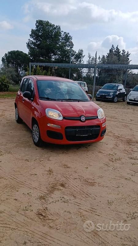 Usata Fiat Panda Lounge 69 CV (50 kW) 2019 Rosso Utilitaria