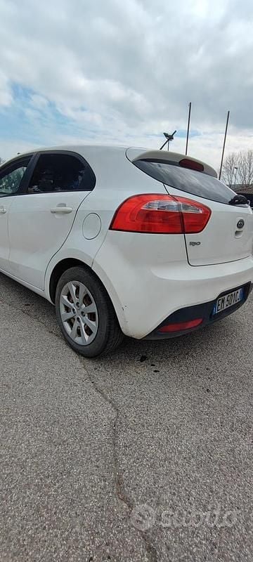 Usata Kia Rio EX 90 CV (66 kW) 2012 Bianco Berlina