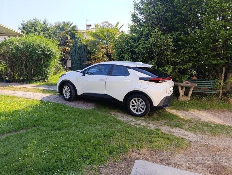 Usata Toyota C-HR Active 98 CV (72 kW) 2024 Bianco SUV