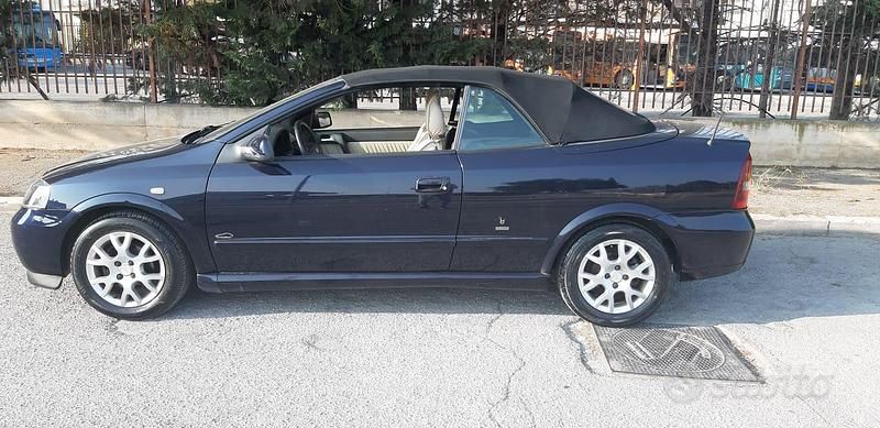 Usata Opel Astra Cabriolet 90 CV (66 kW) 2002 Blu Cabrio