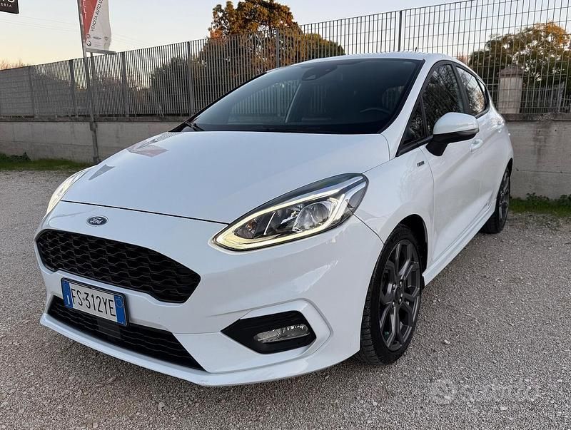 Bianco Usata 2018 Ford Fiesta ST-Line Tre volumi | 9990 € (Buon prezzo) - Immagine 1/4