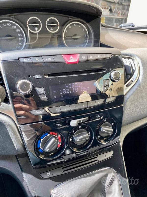 Usata Lancia Ypsilon 69 CV (50 kW) 2013 Grigio Utilitaria