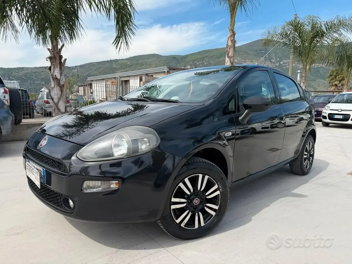 Usado Fiat Punto 77 CV (56 kW) 2014 Negro Utilitario