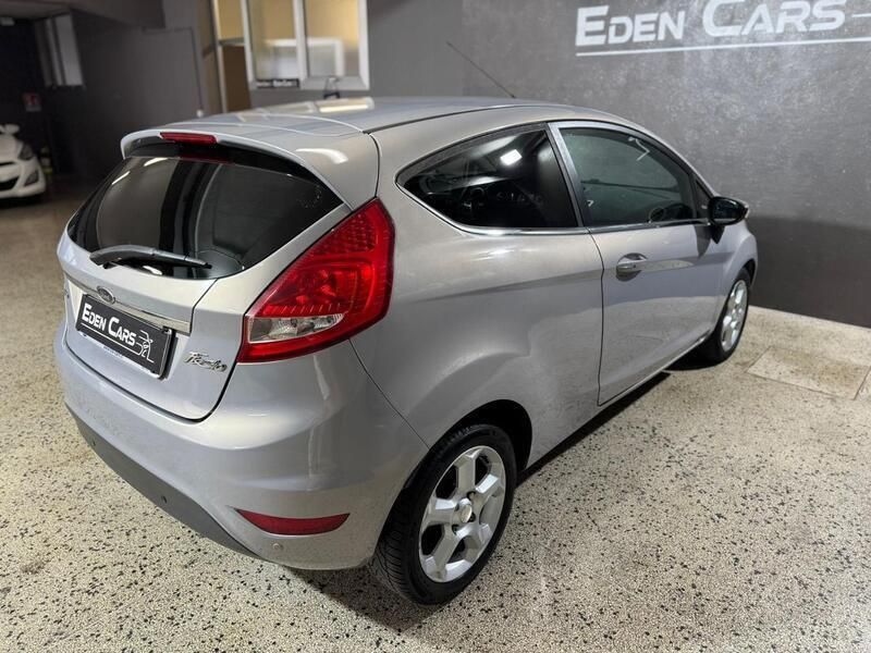 Usata Ford Fiesta Titanium 70 CV (51 kW) 2011 Viola Utilitaria