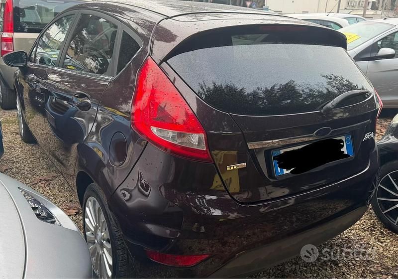 Usata Ford Fiesta Titanium 89 CV (65 kW) 2009 Rosso Utilitaria