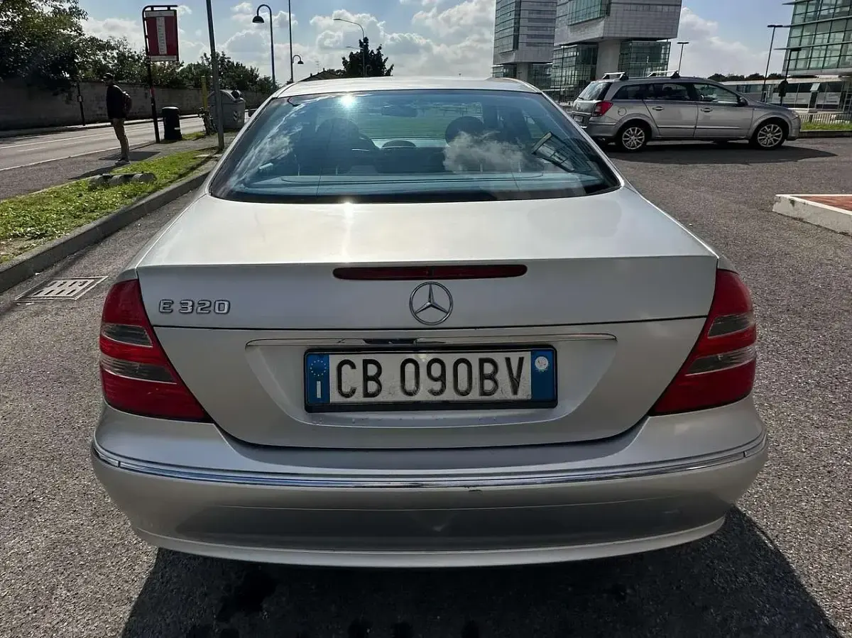 Usata Mercedes E320 Avantgarde 224 CV (164 kW) 2002 Argento Berlina