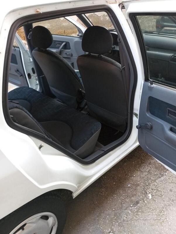 Usata 1997 Renault Clio Tre volumi | 3600 € (Molto cara) - Immagine 1/4