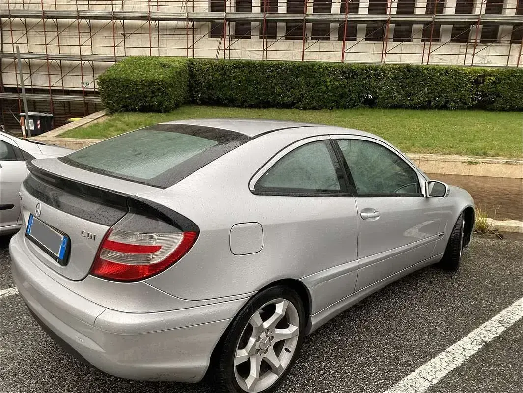 Usata Mercedes 220 Avantgarde 150 CV (110 kW) 2007 Argento Coupé