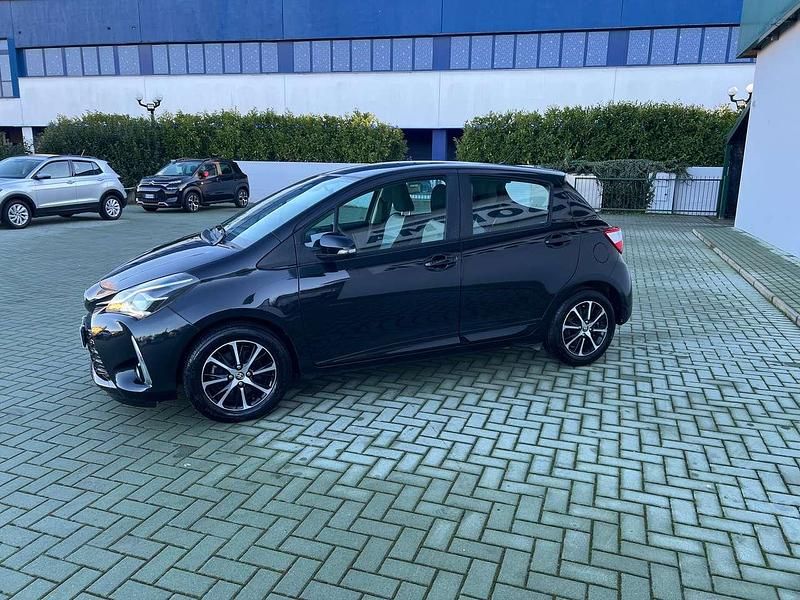 Usata Toyota Yaris Hybrid Active 73 CV (53 kW) 2018 Nero Berlina