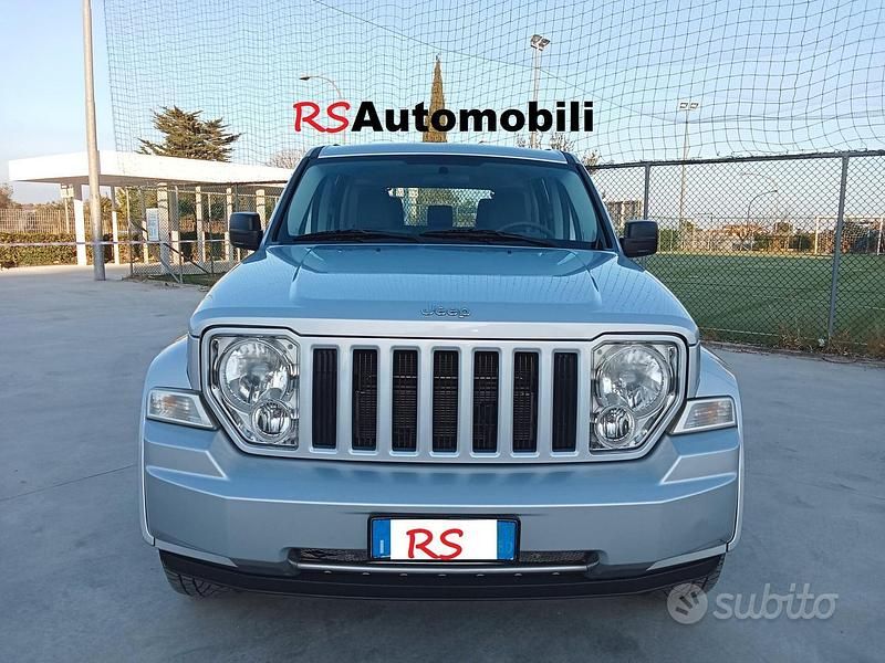 Usata Jeep Cherokee Sport 177 CV (130 kW) 2009 Grigio SUV