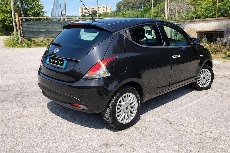 Usata Lancia Ypsilon 85 CV (62 kW) 2015 Nero Utilitaria