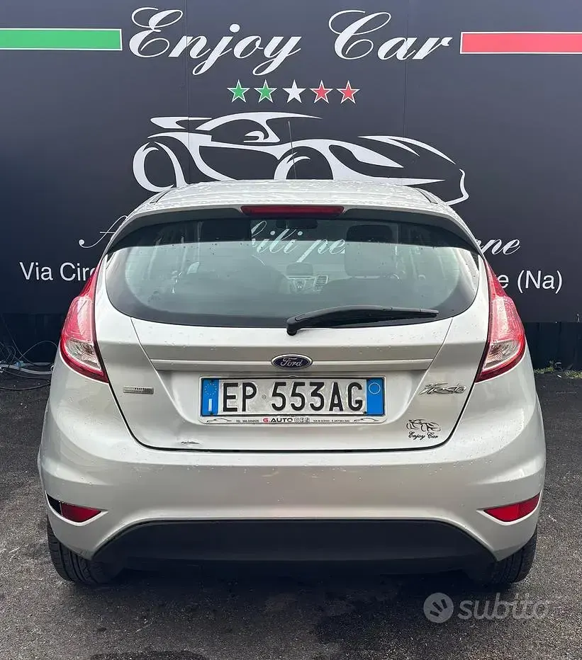 Usata Ford Fiesta Titanium 75 CV (55 kW) 2014 Grigio Utilitaria